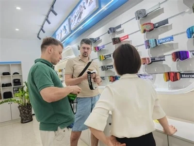 Guangzhou Hangrui dà il benvenuto a nuovi clienti internazionali per la visita in fabbrica